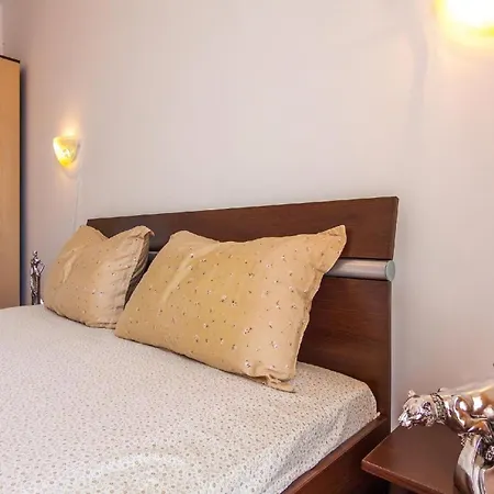 In Pomorie Mit Garten Und Gemeinsamem Pool *