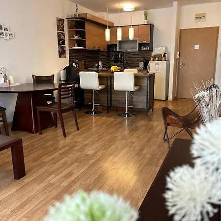 In Pomorie Mit Garten Und Gemeinsamem Pool